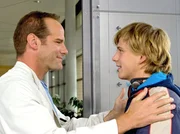 Achim Kreutzers (Johannes Steck, links) Sohn Sebastian Maier (Steve Wrzesniowski), der vor einigen Jahren nach New York gegangen ist, kehrt nach Leipzig zur&uuml;ck, weil er seinen Zivildienst ableisten muss.