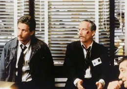 Die Polizeidetektive Chris Lecce (Richard Dreyfuss, li.) und Bill Reimers (Emilio Esteves) bekommen einen Auftrag, der ihnen gar nicht gefaellt. Sie sollen eine junge Frau beschatten.