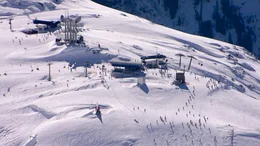 Eine am&uuml;sante Winterreise quer durch &Ouml;sterreich, von Mariazell bis St. Anton am Arlberg. Vom Geheimtipp &uuml;ber Traditionsreiches, vom einst Angesagten bis zum heute Gefragten. Etwas gilt f&uuml;r alle Regionen, durch die sich dieser Film bewegt: der gro&szlig;artige Aufschwung kam innerhalb der vergangenen hundert Jahre mit den ersten Seilbahnen und Liftanlagen. Aber auch abseits der Pisten tummeln sich bemerkenswerte Figuren, wie der steirische Barfu&szlig;wanderer, der auch im Tiefschnee ohne Schuhwerk unterwegs ist, oder der Tiroler Eismann, der seine Tage im Inneren einer Gletscherh&ouml;hle verbringt. Ausgezeichnetes historisches Archivmaterial dokumentiert diesen "alpinen Wirtschaftsboom" und Zeitzeugen erz&auml;hlen, wie es damals war, als die Seilbahn auf den Berg gekommen ist.