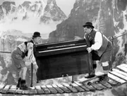 Ollie - Dick (Oliver Hardy) (r) und Stan - Doof (Stan Laurel) (l); ONE DICK UND DOOF ALS SALONTIROLER. Ollie - Dick (Oliver Hardy) (r) und Stan - Doof (Stan Laurel) (l); ONE DICK UND DOOF ALS SALONTIROLER.