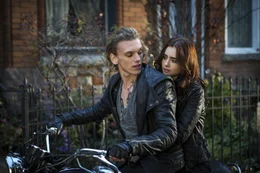 Als sie den gutaussehenden Jace (Jamie Campbell Bower, l.) kennenlernt, beginnt f&uuml;r Clary (Lily Collins, r.) eine Reise in ein New York, das einer Parallelwelt gleicht, voller Schattenk&auml;mpfer, D&auml;monen und Werw&ouml;lfe. Je mehr sie in diese Welt hineingezogen wird, desto mehr realisiert Clary, dass sie eigentlich schon immer ein Teil davon war ...