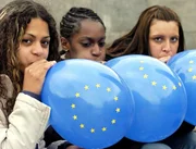 Hamburger Sch&uuml;lerinnen auf einer Werbeveranstaltung f&uuml;r die Europ&auml;ische Union. Das vereinte Europa ist f&uuml;r die junge Generation zur Selbstverst&auml;ndlichkeit geworden. In den 50er-Jahren dagegen war es noch ein ferner Traum, ein Mythos, f&uuml;r den die Jugend demonstrierte.