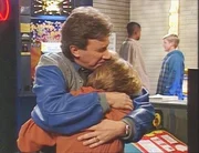 Tim (Tim Allen) bereitet seinen Sohn Randy (Jonathan Taylor Thomas) auf eine schlechte Nachricht vor: Sein Halsgeschwür könnte Krebs sein. Tim (Tim Allen) bereitet seinen Sohn Randy (Jonathan Taylor Thomas) auf eine schlechte Nachricht vor: Sein Halsgeschwür könnte Krebs sein.