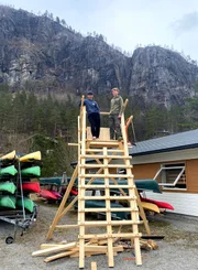 Niklas (links) und Xaver haben einen J&auml;gerstand selbstgebaut und werden ihn an einen benachbarten J&auml;ger verschenken.