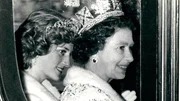 Prinzessin Diana (li.) und Elisabeth II. (re.) vor der Parlamentser&ouml;ffnung, 1983.