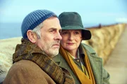 DCI Vera Stanhope (Brenda Blethyn, r.) befragt Hobbytrinker Guthrie (Sean Campion, l.). Er und das Opfer Niall Cullham waren durch eine symbiotische Beziehung miteinander verbunden.