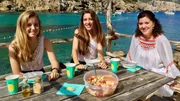 Zu Tisch in... Ibiza Staffel 1 Folge 7 Familienpicknick vor Traumkulisse Zu Tisch in... Ibiza Staffel 1 Folge 7 Familienpicknick vor Traumkulisse