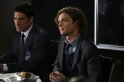W&auml;hrend Reid (Matthew Gray Gubler, r.) und Hotch (Thomas Gibson, l.) in einem neuen Fall ermitteln, f&auml;llt es Morgan und Savannah wegen ihrer stressigen Jobs schwer, Zeit f&uuml;reinander zu finden ...