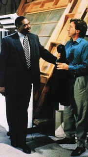 Tims (Tim Allen, re.) Chef Bud (Charlie Robinson) lädt Jill und Tim ein, mit ihm und seiner Frau bowlen zu gehen. Tim ahnt nicht, dass seine Frau ein richtiges Bowlingtalent ist... Tims (Tim Allen, re.) Chef Bud (Charlie Robinson) lädt Jill und Tim ein, mit ihm und seiner Frau bowlen zu gehen. Tim ahnt nicht, dass seine Frau ein richtiges Bowlingtalent ist...