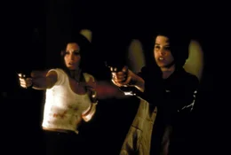 Wider Willen muss Sidney (Neve Campbell, r.) sich mit der aufdringlichen Journalistin Gale Weathers (Courteney Cox, l.) zusammenraufen, um gegen einen M&ouml;rder erfolgreich ank&auml;mpfen zu k&ouml;nnen ...