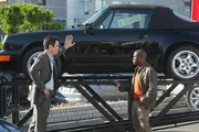 Phil (Ty Burrell, l.) ist begeistert von dem sportlichen Flitzer, den ihm der Autoverk&auml;ufer Andre (Kevin Heart) pr&auml;sentiert.