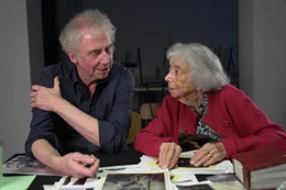 Achtmal besuchte Regisseur und Autor Raymond Ley die Holocaust&uuml;berlebende Margot Friedl&auml;nder und suchte mit ihr Orte ihrer Jugend auf. Daraus entstand ein au&szlig;ergew&ouml;hnliches Portr&auml;t. Zum 104. Geburtstag gedenkt "Terra X History" der Jahrhundertfrau.