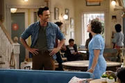 Max (Cheyenne Jackson, l.); Kat (Mayim Bialik, r.)