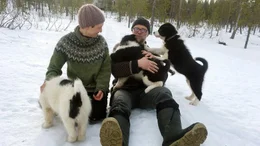 Marja und Ilka z&uuml;chten ihre eigenen Elchhunde, die f&uuml;r ihre Arbeit als Fischer und J&auml;ger lebenswichtig sind.