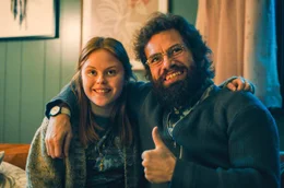 Otto (Nikolaj Lie Kaas) mit Mathilde (Andrea Heick Gadeberg) sind vom Schicksal gezeichnet.; rbb Fernsehen HELDEN DER WAHRSCHEINLICHKEIT, "Retf&aelig;rdighedens ryttere", am Samstag (12.10.24) um 23:30 Uhr. Otto (Nikolaj Lie Kaas) mit Mathilde (Andrea Heick Gadeberg) sind vom Schicksal gezeichnet. &copy; rbb/Degeto/Splendid Film GmbH, honorarfrei - Verwendung gem&auml;&szlig; der AGB im engen inhaltlichen, redaktionellen Zusammenhang mit genannter rbb-Sendung bei Nennung "Bild: rbb/Degeto/Splendid Film GmbH" (S2+). rbb Presse & Information, Masurenallee 8-14, 14057 Berlin, Tel: 030/97 99 3-12118 oder -12116, pressefoto@rbb-online.de