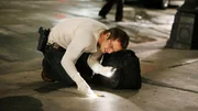 Danny Messer (Carmine Giovinazzo) nimmt den Fundort der Polizisten-Leiche sehr genau unter die Lupe. Danny Messer (Carmine Giovinazzo) nimmt den Fundort der Polizisten-Leiche sehr genau unter die Lupe.