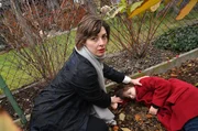 Eva Steeger (Katharina Nesytowa, l.) muss mit Erschrecken feststellen, dass ihrer kleinen Tochter Emily (Kleindarstellerin, r.) im Schrebergarten offenbar etwas Schlimmes passiert ist.