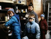 Hausmeister Stürzlinger (Werner Zeussel) mit den Kindern (Patrick Rieger, Christian Leiphard und N.N.). Hausmeister Stürzlinger (Werner Zeussel) mit den Kindern (Patrick Rieger, Christian Leiphard und N.N.).