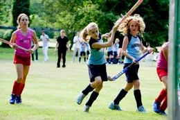 Hannis (Sophia M&uuml;nster) gro&szlig;e Leidenschaft ist Feldhockey. Schnell hat sich sie sich einen Stammplatz in der Mannschaft von Lindenhof erk&auml;mpft.