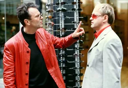 Hartmut Popp (Uwe Ochsenknecht, re.) l&auml;sst sich von dem Casanova Robert Merten (Peter Sattmann) ein neues Image als dynamischer Single verpassen.