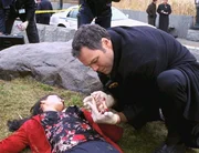 Wer hat die Studentin Penny (Olivia Swan) ermordet und ihr nach der Tat die Finger gebrochen? Detective Robert Goren (Vincent D'Onofrio) ermittelt.