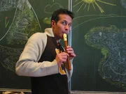 Willi Weitzel in einer Improvisationsklasse. Er m&ouml;chte heute herausfinden, wie man den richtigen Ton trifft.