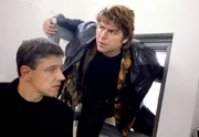 Jupp (Uwe Fellensiek, r.) und Taube (Christian M. Goebel, l.) steigen in die Wohnung des toten Robert Stamm ein ... Jupp (Uwe Fellensiek, r.) und Taube (Christian M. Goebel, l.) steigen in die Wohnung des toten Robert Stamm ein ...