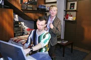 Mit J&uuml;rgens (Oliver Bokern, l.) Hilfe recherchiert Helga (Ulrike Mai, r.) nach ihrer Jugendliebe Martin K&ouml;nig.