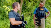 W&auml;hrend Kono ihre Suche nach Adam weiter fortsetzt, hilft Steve (Alex O'Loughlin, l.) Lou (Chi McBride, r.) dabei, das Verschwinden eines Freundes aufzukl&auml;ren ...