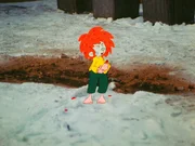 Den Winter findet Pumuckl herrlich. Auf dem Hof gibt's eine Rutschbahn, die dem Kobold aber bei einem Sturz zum Verhängnis wird: Er verstaucht sich den Daumen und kriegt einen Verband verpasst. Den Winter findet Pumuckl herrlich. Auf dem Hof gibt's eine Rutschbahn, die dem Kobold aber bei einem Sturz zum Verhängnis wird: Er verstaucht sich den Daumen und kriegt einen Verband verpasst.