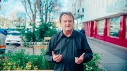 K&ouml;nnen wir unseren Augen und Ohren noch trauen, bei dem, was wir auf unseren Bildschirmen sehen? Hanno zeigt, was K&uuml;nstliche Intelligenz heute kann! T&auml;uschend echtes Videomaterial und Musik auf Knopfdruck? Jede Sprache sprechen? Familienfotos von 1925 zum Leben erwecken? Alles m&ouml;glich. Doch wo liegen die Grenzen und Gefahren, die damit einhergehen? Hanno testet verschiedene K.I. Tools auf Herz und Nieren und wird dabei von "K.I.K.I." begleitet, seiner pers&ouml;nlichen K.I. Assistentin f&uuml;r diese Doku. Zusammen gehen sie der Frage nach: Was kann man noch glauben? Im Bild: Hanno Settele kann pl&ouml;tzlich 6 Sprachen sprechen.