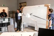 Jerry Paulsen (Peter Marton) kommt ins Revier zu Benedikt Beissl (Andreas Giebel) und Max Ruffer (Nepo Fitz), die gerade ein Whiteboard aufbauen.