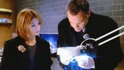 Dank DNA-Spuren auf einer Armbanduhr kommen Goren (Vincent D'Onofrio) und Eames (Kathryn Erbe) dem M&ouml;rder auf die Spur.