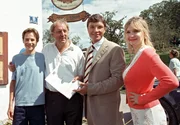 Ende gut, alles gut: Mit vereinten Kr&auml;ften haben Ludwig (G&uuml;nther Maria Halmer, 2.v.li.), der Anwalt Patrick von Halen (Hardy Kr&uuml;ger jr.) und Carla (Katharina Schubert) Jonas (Max Felder, li.) nach Hause zur&uuml;ck geholt.