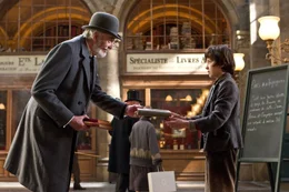 Wer h&auml;tte das gedacht, aber kaum hat Monsieur Labisse (Christopher Lee, l.) den kleinen Hugo (Asa Butterfield, r.) ein wenig kennen gelernt, da erkennt er auch schon, dass der Junge viel mehr als nur ein Dieb ist ...