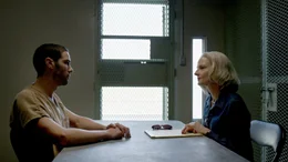 Die Menschrechtsanw&auml;ltin Nancy Hollander (Jodie Foster) gewinnt das Vertrauen von Mohamedou Ould Slahi (Tahar Rahim).