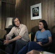 19. Beck (Martin L&uuml;ttge) muss zugeben, dass er in der N&auml;he des Tatortes gesehen wurde. Nun f&uuml;rchten er und seine Frau Lore (Gaby Dohm) die bevorstehende polizeiliche Vernehmung.