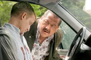 Kommissar Korbinian Hofer (Joseph Hannesschläger, re.) untersucht den Mord an einem Autofahrer (Simon Gobmeier). Kommissar Korbinian Hofer (Joseph Hannesschläger, re.) untersucht den Mord an einem Autofahrer (Simon Gobmeier).