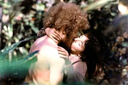 MDR Fernsehen F&Uuml;R DIE LIEBE NOCH ZU MAGER?, Spielfilm DDR 1974, am Montag (27.08.12) um 22:50 Uhr. Eigentlich muss Lutz (Christian Steyer, links) als Klempner etwas im Sukkulentenhaus reparieren. Doch nun gef&auml;llt ihm die ver&auml;nderte, selbstbewusstere Art von Susanne (Simone von Zglinicki, rechts). Zwar meint er noch kurz: "Mit uns wird's nie was", doch dann funkt's.
