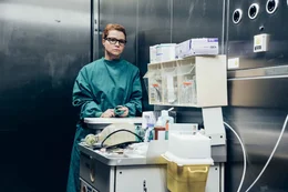 Als Transplantationschirurgin k&auml;mpft Dr. Hellweg (Annette Frier) t&auml;glich einen schier aussichtslosen Kampf: Werden ihre meist jungen Patienten bis zu dem Tag leben, bis endlich ein passendes Spenderorgan eintrifft? &Uuml;berleben die geschw&auml;chten Patienten den schweren Eingriff und wird deren K&ouml;rper das neue Organ annehmen?; Als Transplantationschirurgin k&auml;mpft Dr. Hellweg (Annette Frier) t&auml;glich einen schier aussichtslosen Kampf: Werden ihre meist jungen Patienten bis zu dem Tag leben, bis endlich ein passendes Spenderorgan eintrifft? &Uuml;berleben die geschw&auml;chten Patienten den schweren Eingriff und wird deren K&ouml;rper das neue Organ annehmen?