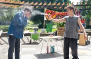 Cosmo Wolff (Max Bär, li.) bekommt von Mario Grimm (Ben Ole Knobbe) eine Ladung Pfefferspray ins Gesicht. Für Cosmo, der an Mukoviszidose leidet, ist das lebensgefährlich. Cosmo Wolff (Max Bär, li.) bekommt von Mario Grimm (Ben Ole Knobbe) eine Ladung Pfefferspray ins Gesicht. Für Cosmo, der an Mukoviszidose leidet, ist das lebensgefährlich.