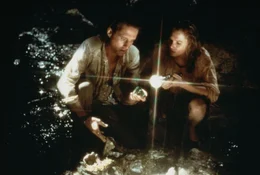 Gemeinsam machen sich Joan (Kathleen Turner, re.) und Jack (Michael Douglas, li.) auf die atemberaubende Jagd nach dem gr&uuml;nen Diamanten ...