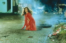 Die bildsch&ouml;ne Veronica (Carol Alt), eine Abgesandte des Teufels, steigt stilecht aus einem Kanaldeckel - sie kommt ja schlie&szlig;lich aus der Unterwelt ...
