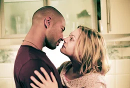 Schliesslich funkt es zwischen Koofi (Tyron Ricketts) und Leslie (Eva Hassmann) - doch f&uuml;r Koofi scheint es zu sp&auml;t zu sein.