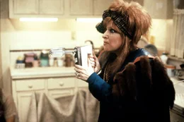 Schwer bewaffnet versucht sich Barbara Stone (Bette Midler), gegen ihre Entf&uuml;hrer zur Wehr zu setzen ...
