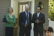 Natalie (Traylor Howard, l.), Captain Leland Stottlemeyer (Ted Levine, M.) und Adrian Monk (Tony Shalhoub, r.) statten Richter Ethan Rickover einen Besuch ab, um f&uuml;r die Wohnung eines Verd&auml;chtigen einen Durchsuchungsbefehl zu bekommen.