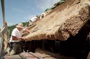 Reetdachdecker decken die Landwassermühle in Oberprechtal. Reetdachdecker decken die Landwassermühle in Oberprechtal.