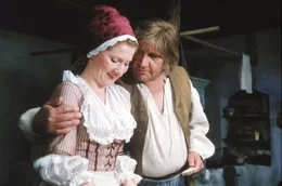 Die hinterh&auml;ltige Dorotka (Jaroslava Kretschmerov&aacute;, links) heiratet den verwitweten alten M&uuml;ller Franti&scaron;ek M&aacute;chal (Franti&scaron;ek Vicena, rechts) aus purer Habgier und treibt ihn vors&auml;tzlich in den Tod.