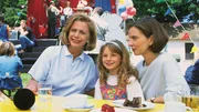 Marijke Amado moderiert auf dem Kinderfest eine "Kinder-Playback-Show" für die Waisenkinder. Bea (Isabelle von Siebenthal, r.) und Iris (Jana Kilka, M.) freuen sich riesig über den prominenten Gast! Marijke Amado moderiert auf dem Kinderfest eine "Kinder-Playback-Show" für die Waisenkinder. Bea (Isabelle von Siebenthal, r.) und Iris (Jana Kilka, M.) freuen sich riesig über den prominenten Gast!