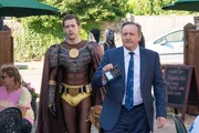DS Jamie Winter (Nick Hendrix, l.), Assistent von DCI John Barnaby (Neil Dudgeon) entpuppt sich im Fall einer mit einem Comic erstickten alten Dame als Superheld-Fan, was nicht zu übersehen ist. DS Jamie Winter (Nick Hendrix, l.), Assistent von DCI John Barnaby (Neil Dudgeon) entpuppt sich im Fall einer mit einem Comic erstickten alten Dame als Superheld-Fan, was nicht zu übersehen ist.